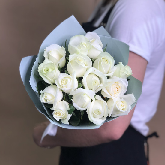 Розы Букет из 15 белых роз (40 см)